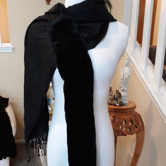 unknown Accessories - Cute 2 in 1 Scarf Black w/ Faux Fur EUC